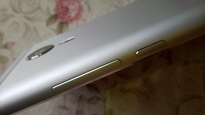 魅族MX5:拿到手机竟然开不了机,充电屏幕也不