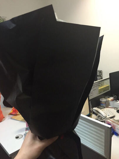 爱唯一(Aiweiyi):差评!玫瑰花是蔫的,包装纸是黑
