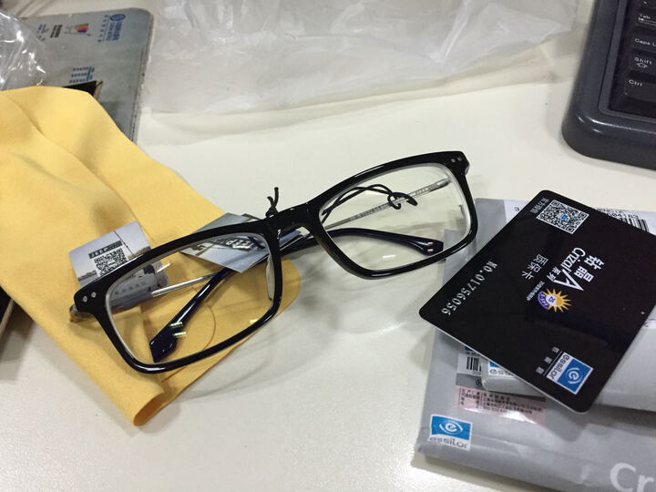 依视路(ESSILOR):镜片泛黄,表面有蓝紫色.哈气