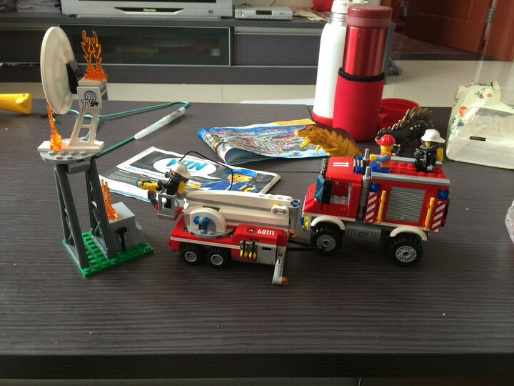 乐高(LEGO) City 城市系列 重型消防车 60111--春节给小孩的礼物,很好。陆续装了五天。