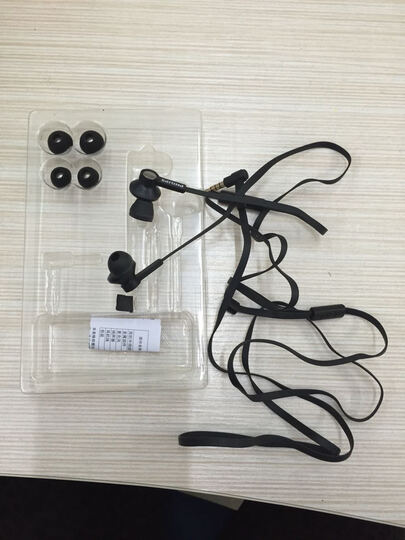 置麦克风 入耳式耳机(黑色)--音质很好,无杂音,但