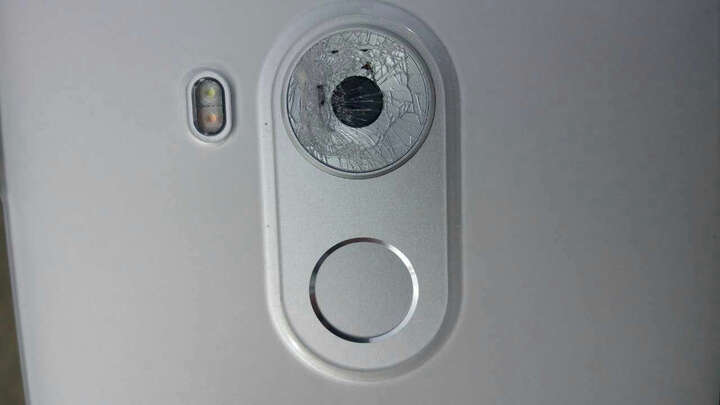 华为Mate8:优点:电池续航能力强 缺点: 1.背壳