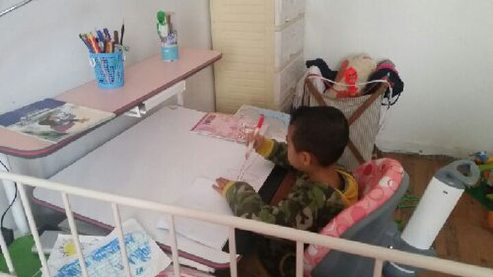 行,没有异味,桌子比较大。只是桌子偏高,椅子偏