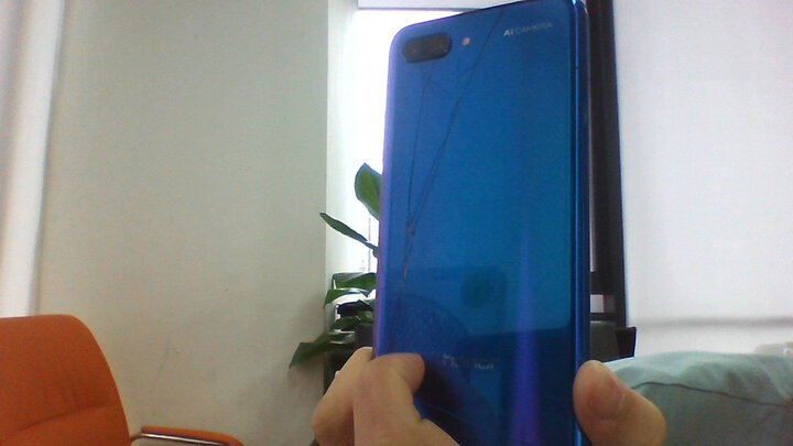 华为荣耀10:买了不到半个月后盖玻璃就摔碎了