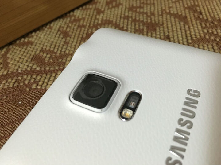 联通4G手机 双卡双待--手机摄像头掉漆,京东送