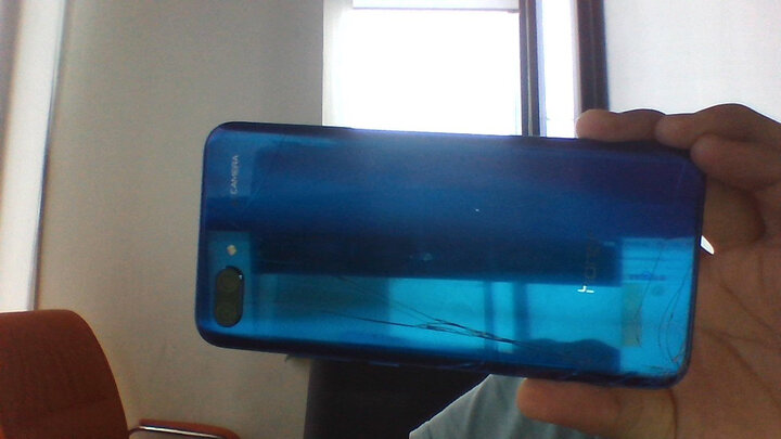 华为荣耀10:买了不到半个月后盖玻璃就摔碎了