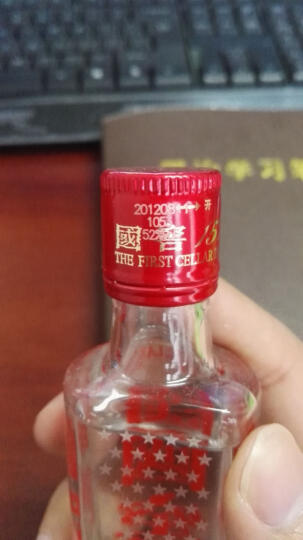酒沿瓶口下流明显看出酒的密度很大,比较浓