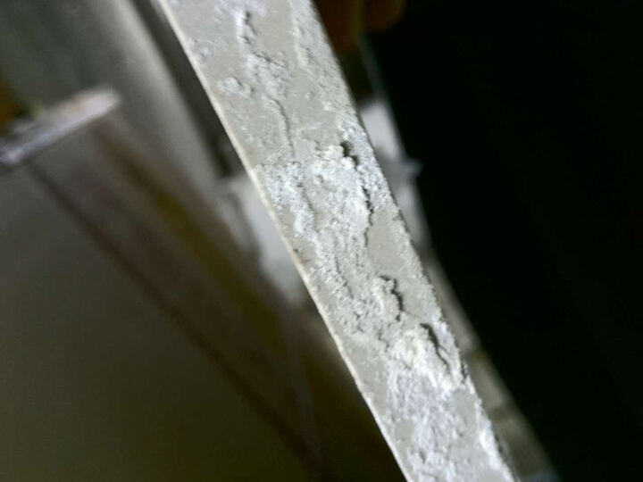 很毛糙缺口多,表面无光泽很暗淡。售后不理人