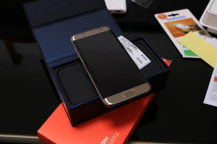 三星Galaxy S7 edge(G9350):2次销售 曲屏发绿