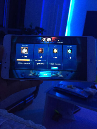 华为荣耀V8:没有开卡槽的针,也没有耳机,包装