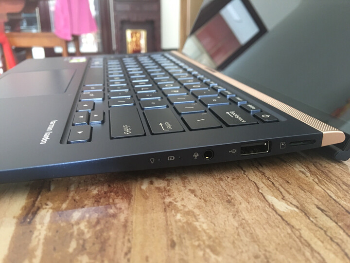 华硕(ASUS) 灵耀U 13.3英寸超窄边框超轻薄笔记本电脑(i7-8550U 8G 512GSSD MX150 2G IPS)尊爵蓝(U3100) 晒单图