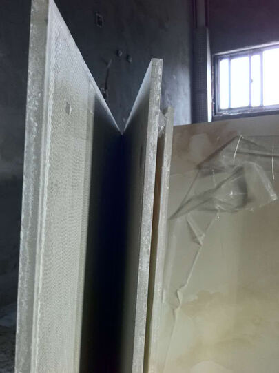 很毛糙缺口多,表面无光泽很暗淡。售后不理人