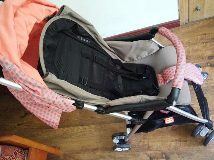 好孩子婴儿推车:轻便,一键收放自如。推起来稍