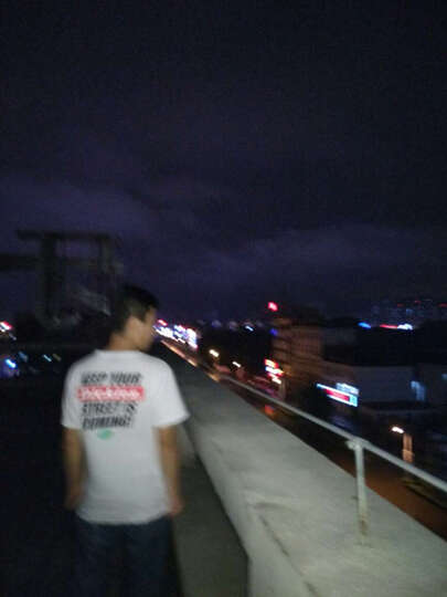 努比亚Z11:手机直视右侧边有彩虹条 开始不习