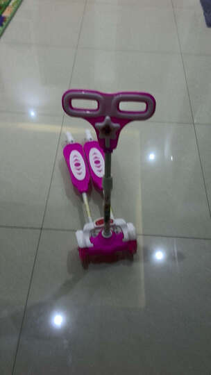 铠甲勇士踏板车:看着别的孩子在玩车,我家闺女