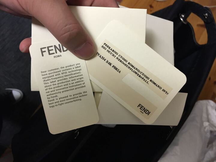芬迪箱包:第一次京东买贵重物品。包装还不错