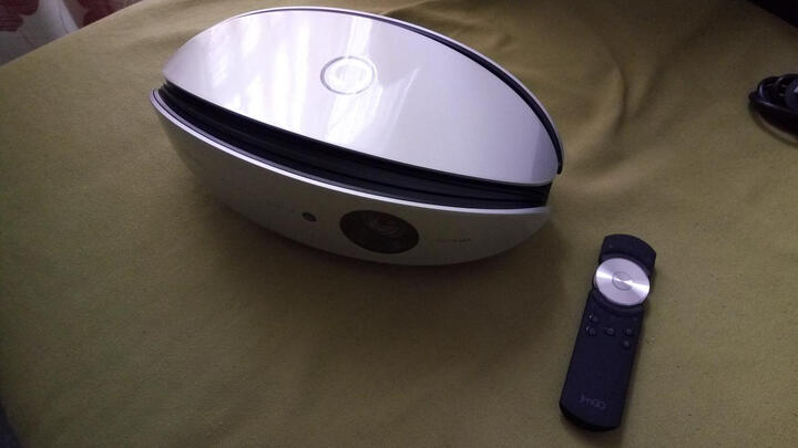 坚果X1:刚收到机器开机时,接上电源后怎么也