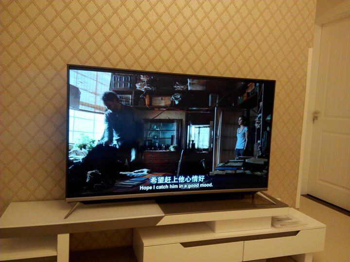 三星曲面电视55寸一般挂墙还是放在电视柜上