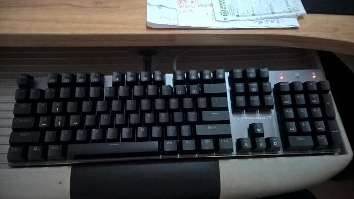 雷神黑金刚K70R 红轴:“键盘手感不错,反应灵敏,分量十足,能打字还能防身,推荐购买。” - 京东