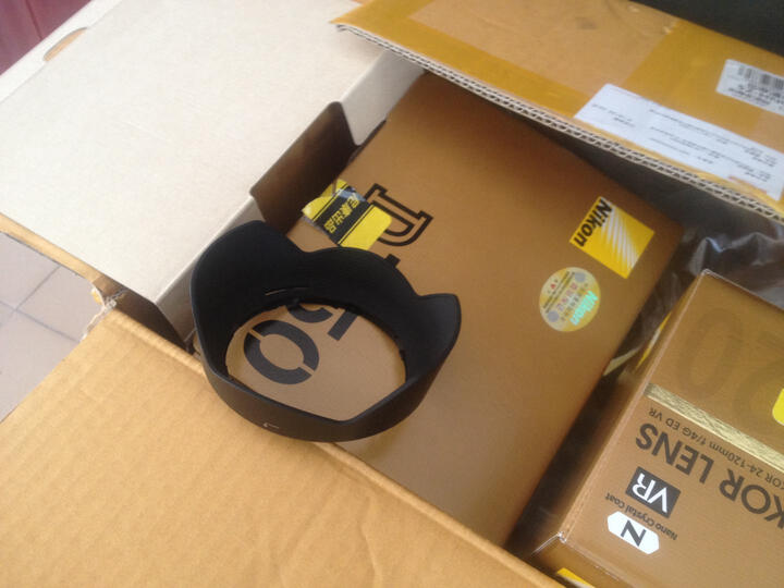 尼康(Nikon):货到付款,当着快递的面验货。感觉