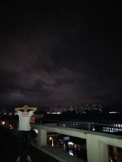 努比亚Z11:手机直视右侧边有彩虹条 开始不习