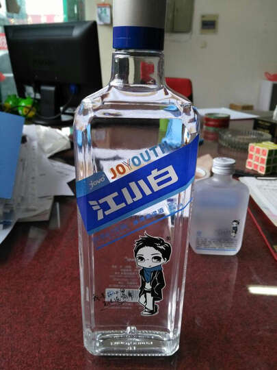 江小白白酒:酒瓶设计很潮 40度的白酒很少 像