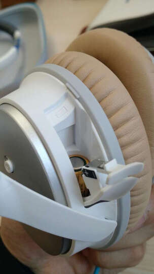 BoseQC25:降噪一级棒。外形很漂亮。但白色