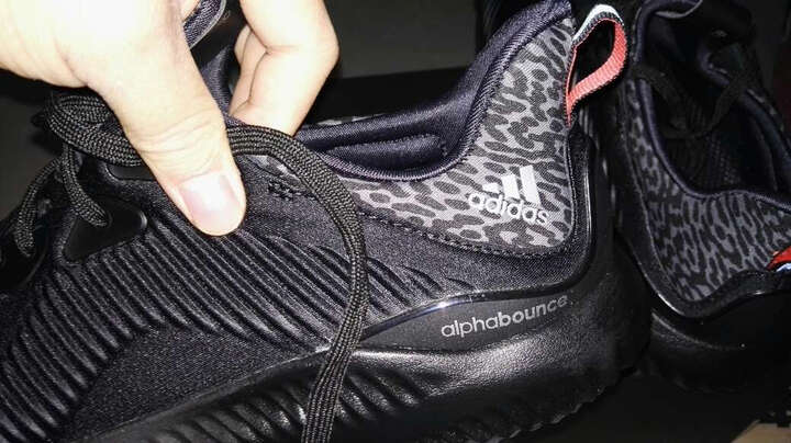 阿迪达斯(Adidas):在虎扑,耐克fans论坛鉴定是