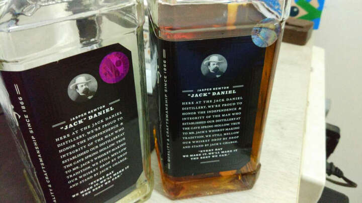 杰克丹尼威士忌:没怎么喝过洋酒,左边那个空瓶