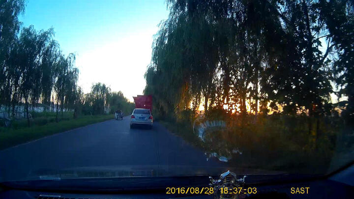 先科V90:前摄像头白天清晰度还可以,就是2米