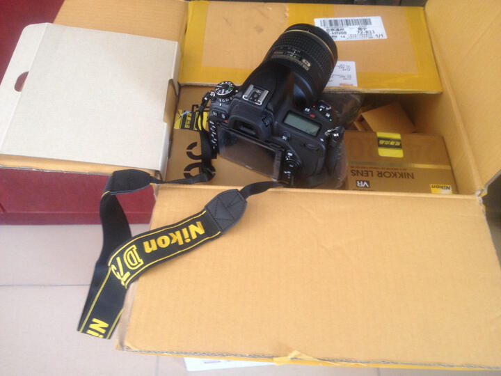 尼康(Nikon):货到付款,当着快递的面验货。感觉