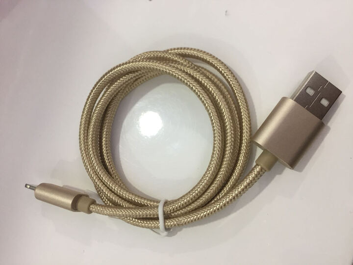 蜂翼USB苹果充电线:在这个价位能买到这样的