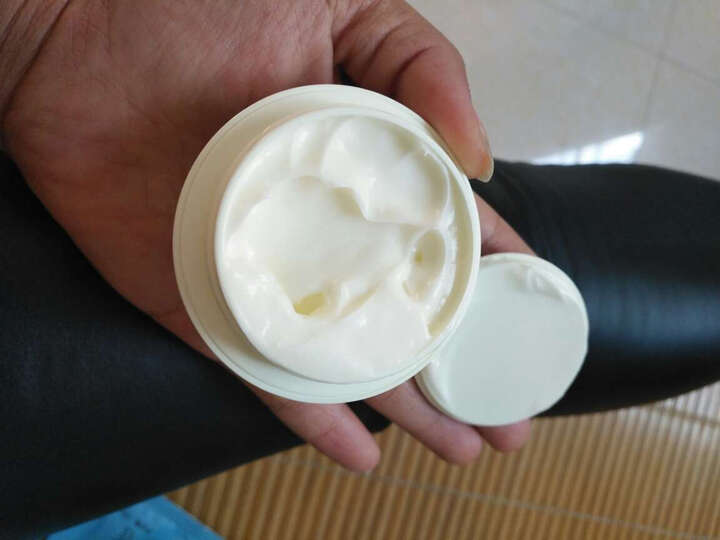 强生润肤霜:今天帮宝宝们擦了。原本干燥的脸