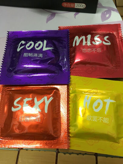 三只松鼠约辣辣条:“四种颜色,应该是四种不同口味吧,每种5小包。” - 京东