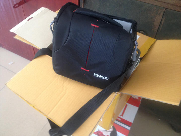 尼康(Nikon):货到付款,当着快递的面验货。感觉