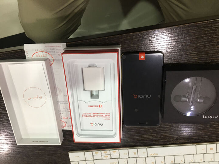 努比亚小牛6 Z11miniS:外观,小金边太亮眼了,