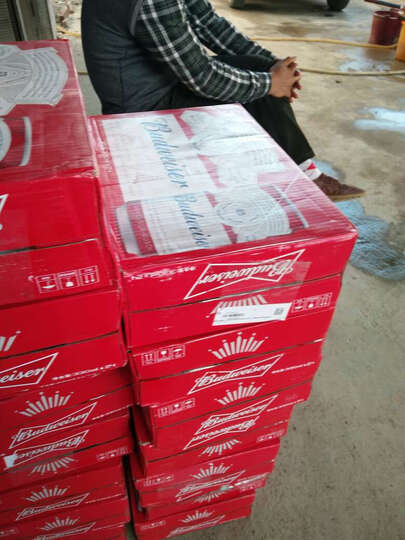 百威啤酒:口感很好,客服服务态度好,快递小哥