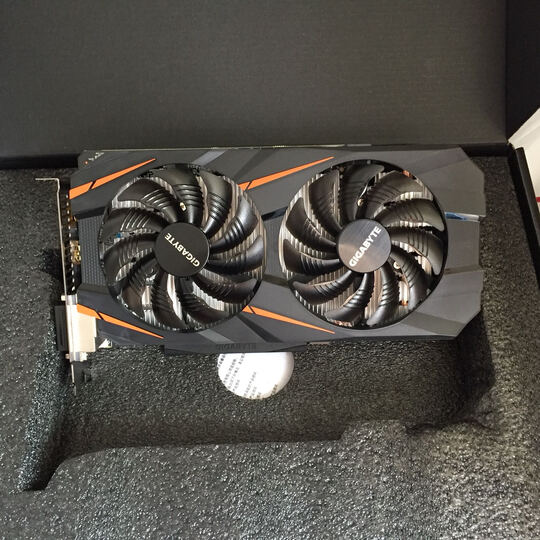 技嘉GTX1060 WF2OC:包装完好,金手指无痕迹