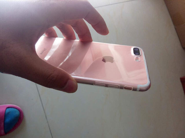 AppleiPhone7 Plus:手机电源键和摄像头附近发