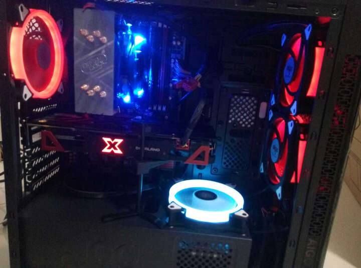 美商海盗船DDR4 2400 8G 台式内存:一次点亮