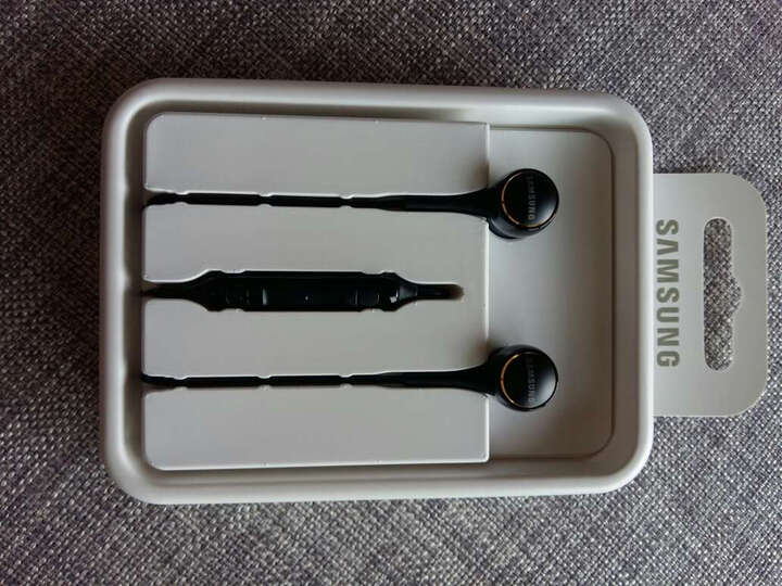 三星IG935:还行,音质不错,质感也还行,就是有点