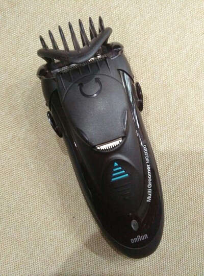 博朗MG5050电动剃须刀:外型酷,振动大。往复
