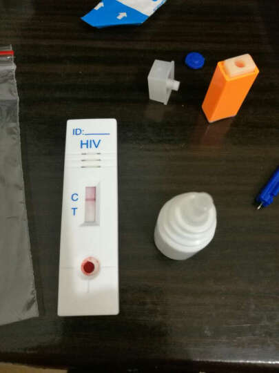 准信HIV检测试纸:血滴了一滴+缓冲液一滴 很快