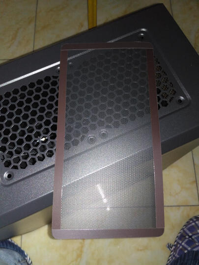 先马塞恩1:前面板拆卸时建议一手在一手在面