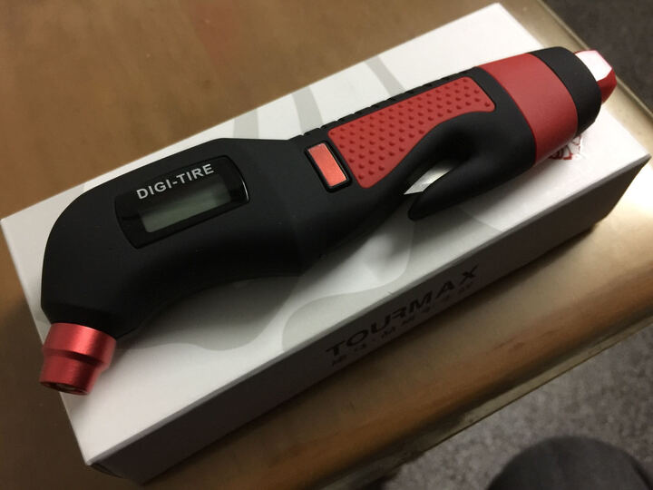 途马(TOURMAX)胎压监测仪高精度数显 安全带割刀自动破窗器手电筒安全锤五合一 C616 晒单图