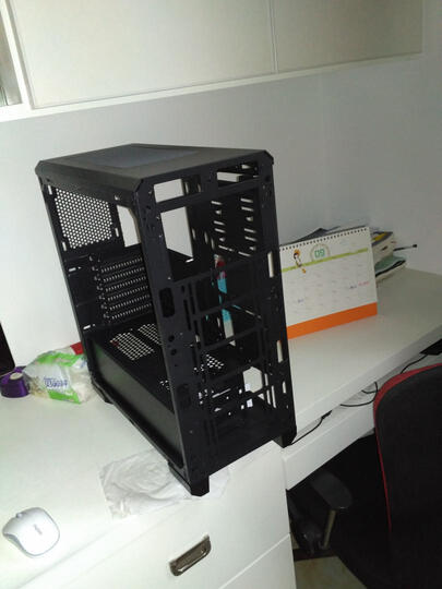 先马塞恩1:前面板拆卸时建议一手在一手在面