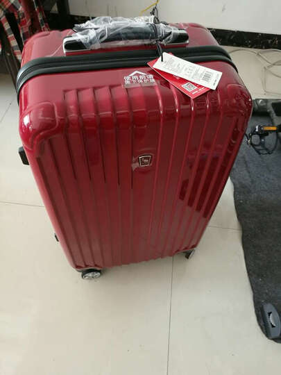 爱华仕拉杆箱:拉杆箱颜色没有色差,是暗红色的