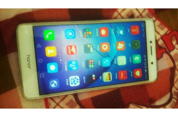 华为(HUAWEI):手机运行流畅,玩王者荣耀还行