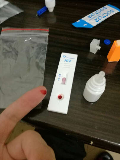 准信HIV检测试纸:血滴了一滴+缓冲液一滴 很快