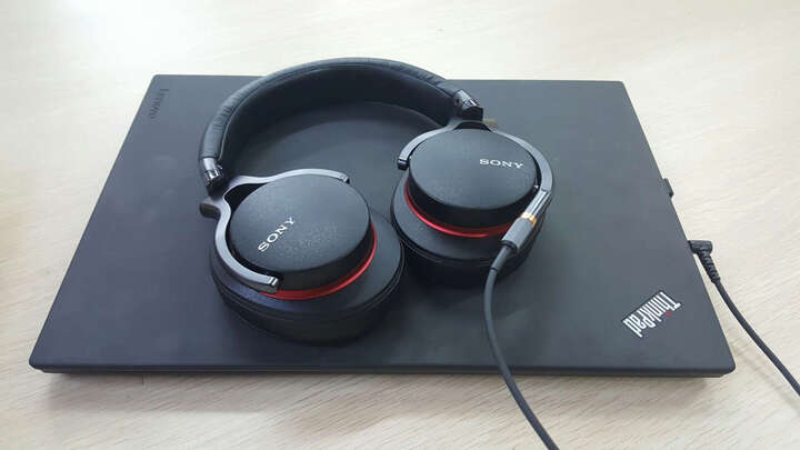 索尼MDR-1A:戴着耳机,抖了一天的腿。没想过